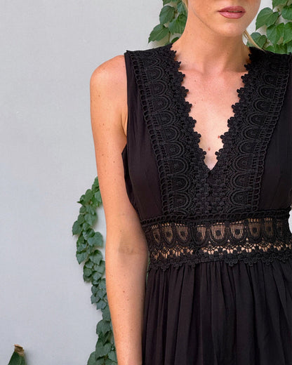 Ninfea | Bezrękawowa sukienka midi w stylu boho z koronkowymi detalami